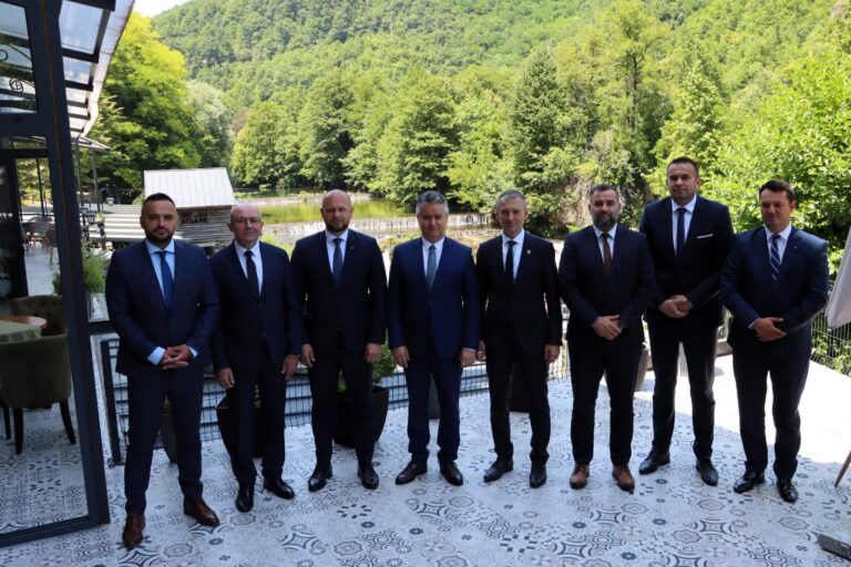 Read more about the article Predsjedavajući Skupštine HNK Džafer Alić učestvovao na Konferenciji predsjedavajućih kantonalnih skupština u Bihaću
