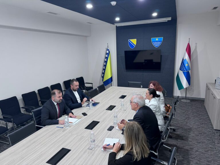 Read more about the article Ambasador OSCE-a Rick Holtzapple u posjeti Skupštini HNK