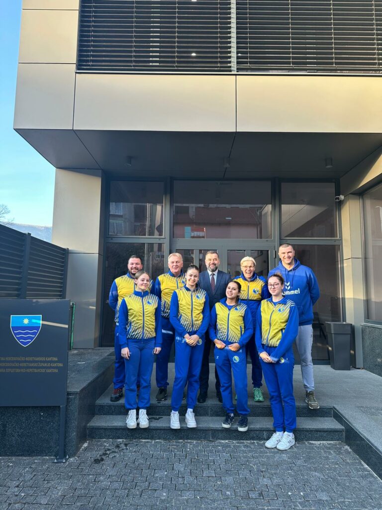 Read more about the article Predsjedavajući Skupštine Džafer Alić ugostio žensku kadetsku rukometnu reprezentaciju BiH