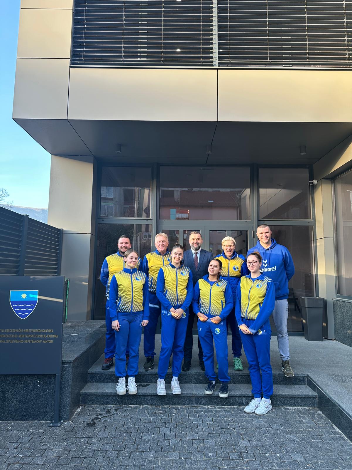 Read more about the article Predsjedavajući Skupštine Džafer Alić ugostio žensku kadetsku rukometnu reprezentaciju BiH